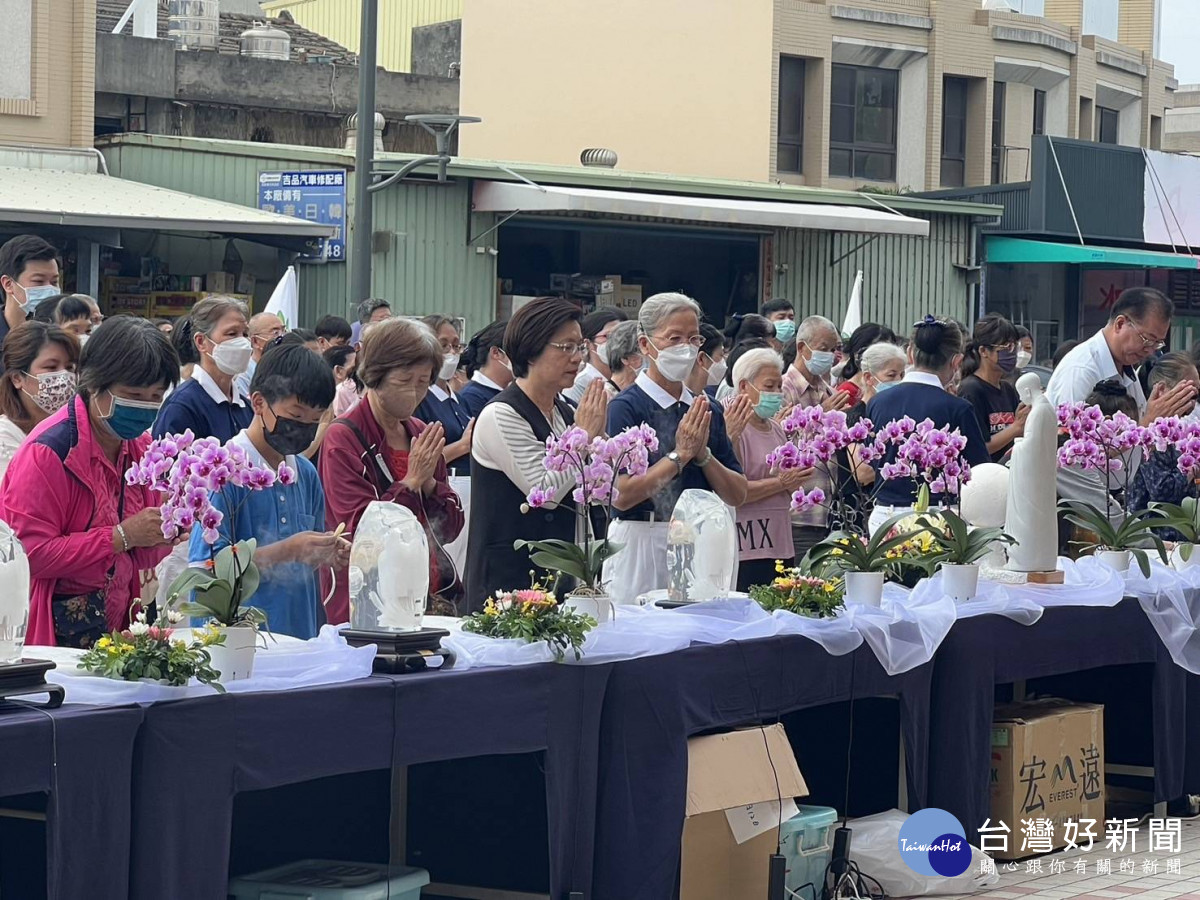 彰化慈濟分會12處浴佛點，縣長王惠美在鹿港區虔誠祈禱同沐佛恩。圖／彰化縣政府提供