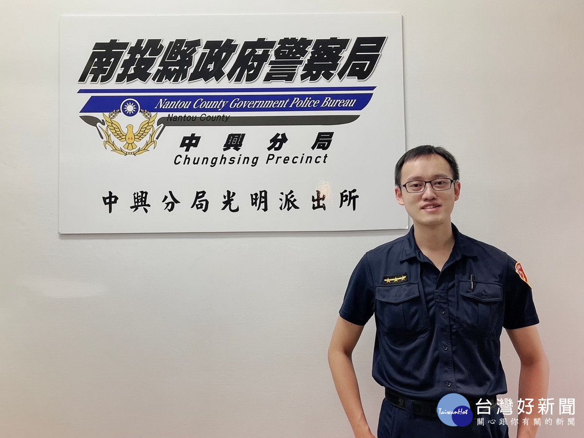 光明派出所警員鍾仁傑大雨中協助外送員救出機車。（中興分局提供）