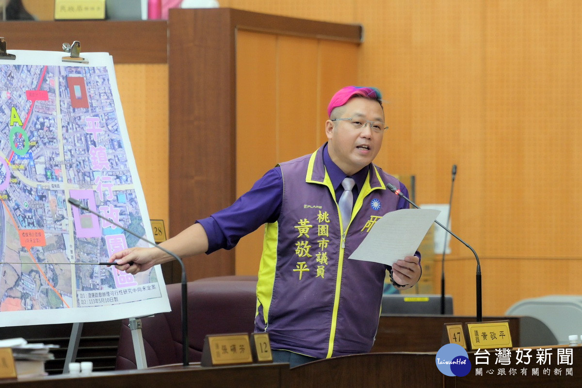 桃園市議員黃敬平於議事堂進行質詢。