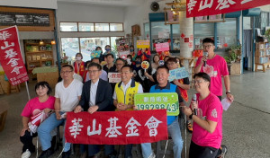 華山基金會在竹山台西客運站廣場舉辦一人一公益。（華山竹山站提供）