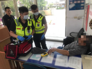 男搭車突感身體不適。林重鎣