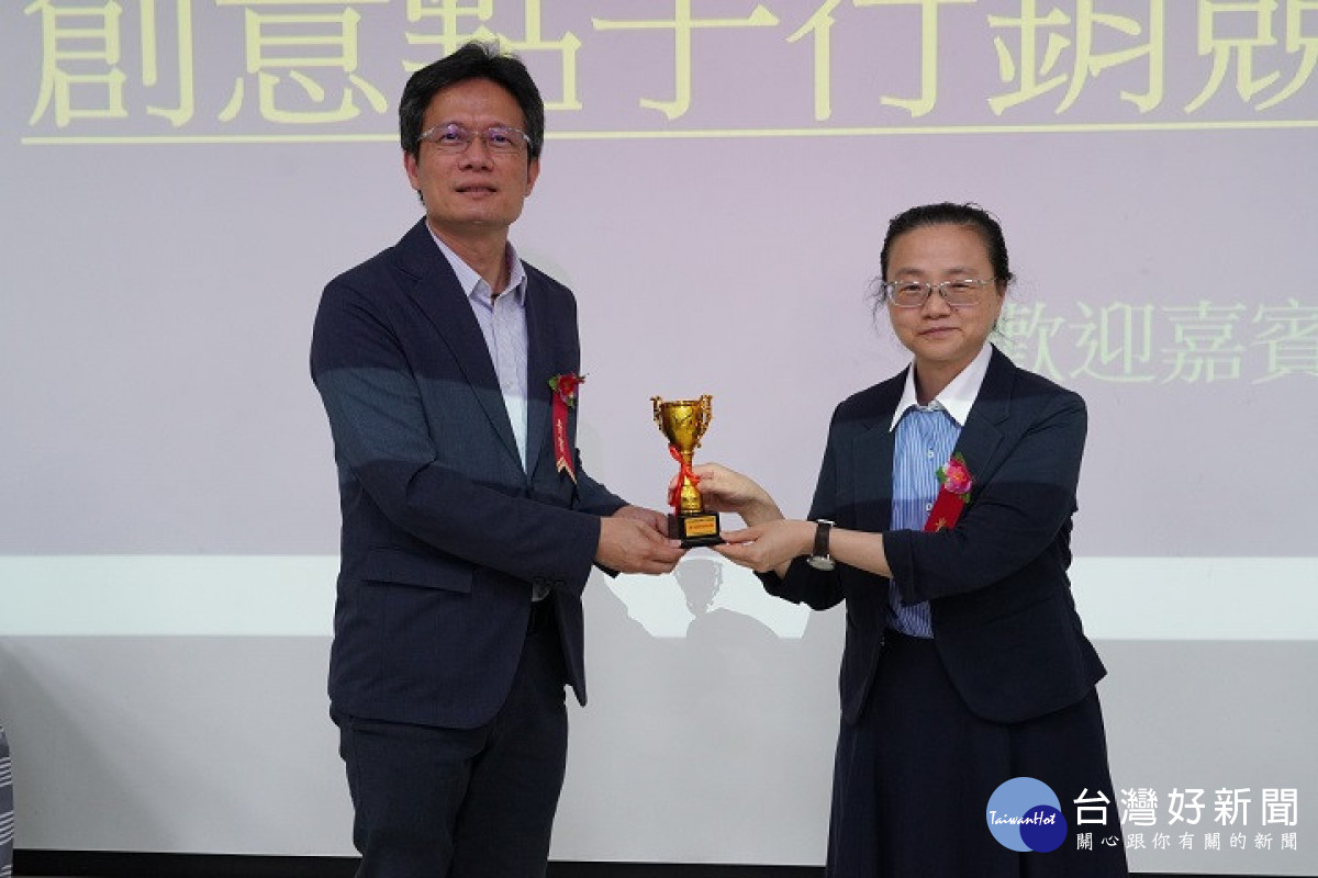 中華大學團隊們以創新技術研發出多項點子，為校爭光獲得「最佳團隊創新獎」。（左起為元培科大彭金堂教務長、國際人文社會暨智慧商務學院簡曉花院長。）