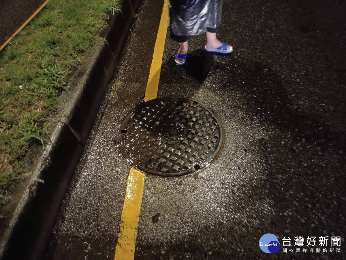 滂沱大雨推移人孔蓋致生交通事故，警發現即時處置。<br />
