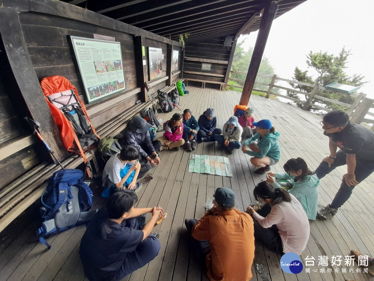 進行地圖判釋及討論辨別方位與定位工具使用經驗。（圖/玉管處提供）