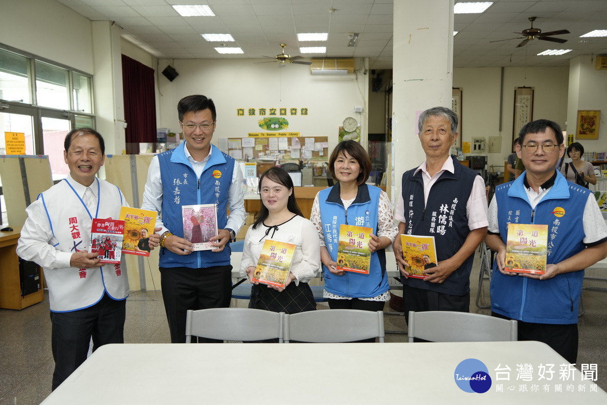 張市長與來賓歡迎大家到南投市圖走讀。（市公所提供）
