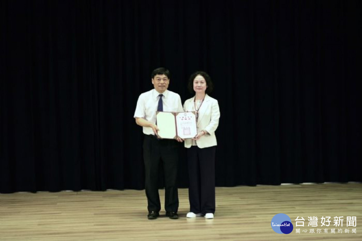 賴淑華副秘書長代表市長致贈感謝狀。