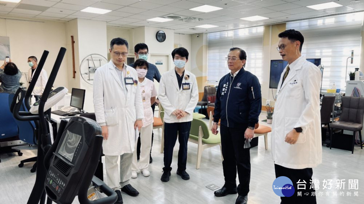 社會局長陳寶民(右二)至桃療新開幕「樂悠活」物理治療室參訪，桃療院長邱献章(右一)親自解說。