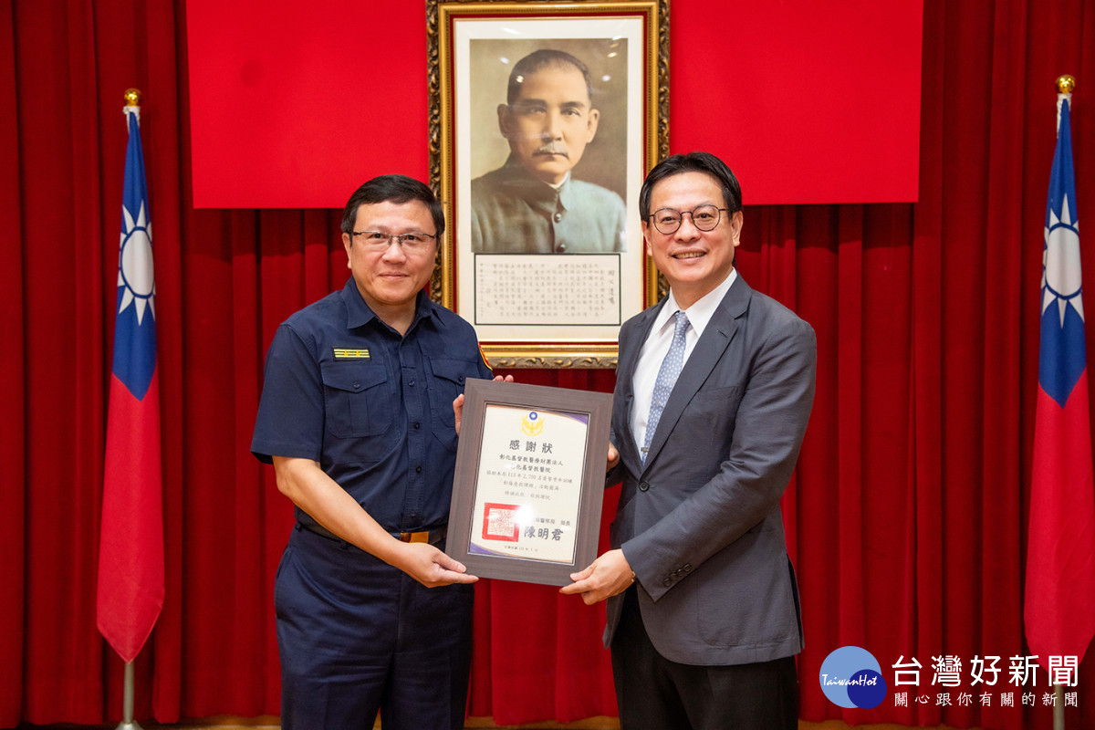 陳明君局長（左）頒贈榮譽獎狀，向彰基總院長陳穆寬教授（右）致上最高敬意。圖／彰基醫院提供