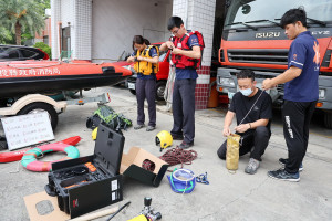 消防局第一大隊為防颱做裝備整理保養。（縣府提供）
