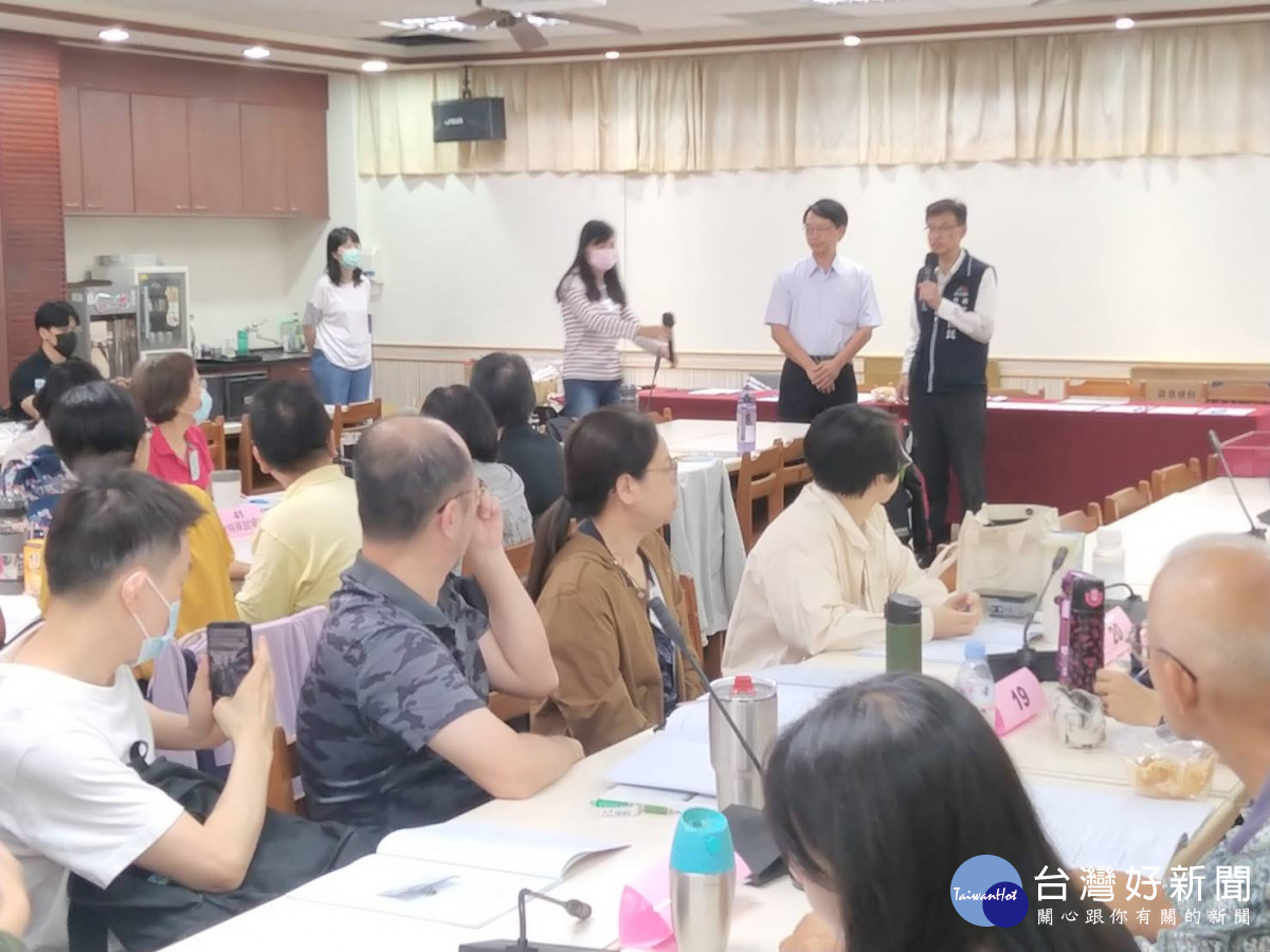 局長慰勉監試老師。