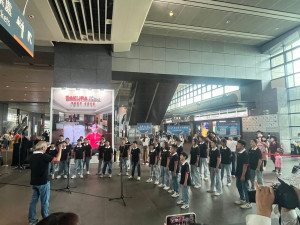 站大廳，搭配高鐵站「『藝』起來高鐵」活動，以純淨及合諧的歌聲，快閃演唱多首著名歌曲。
