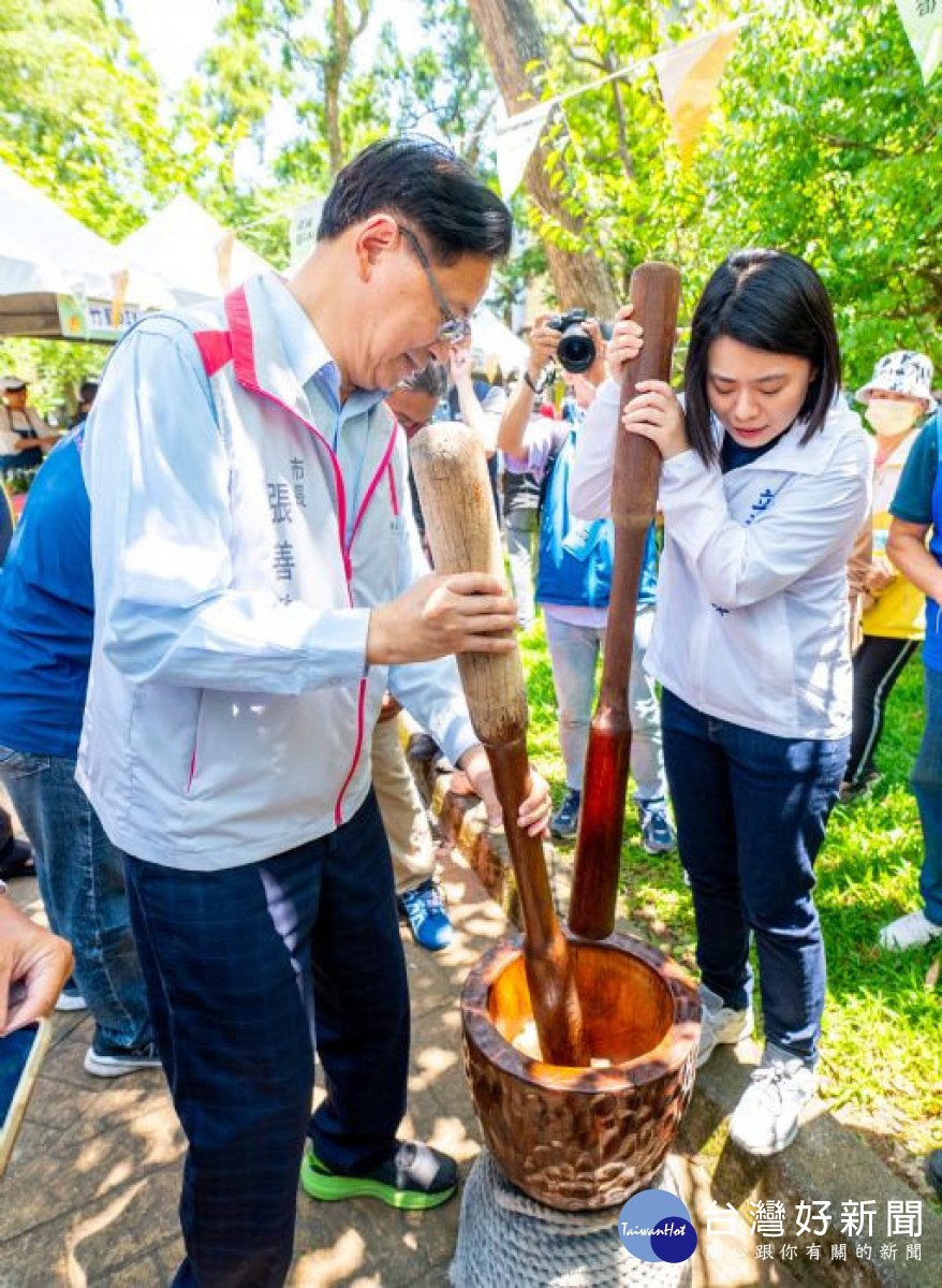 張市長體驗搗麻糬活動。