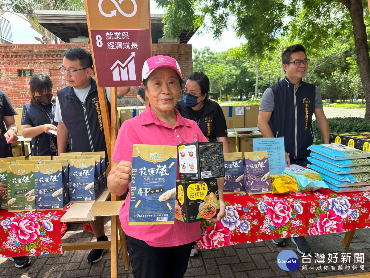 民眾一早搶頭香搶購，以實際行動振助花蓮。