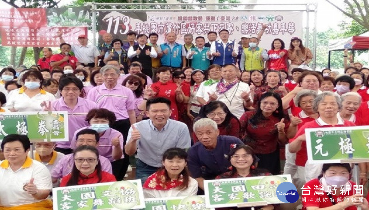 與會貴賓與表演團體大合照。