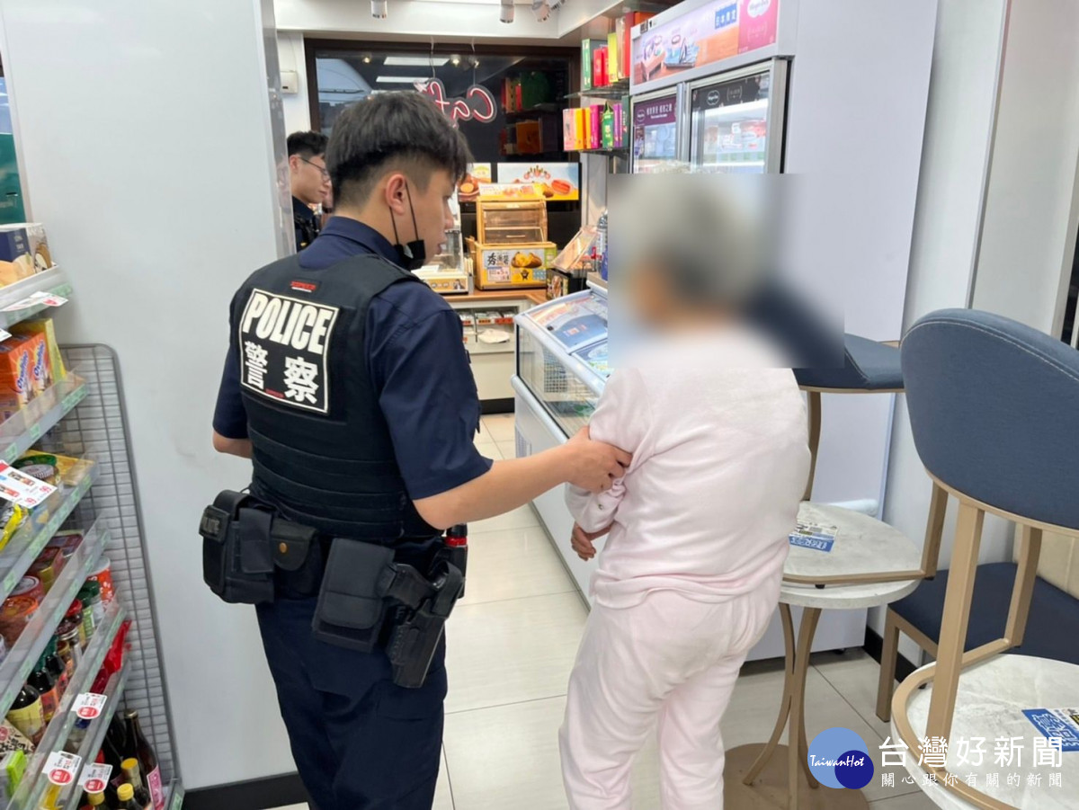 警方將老婦人帶進附近的便利商店安置。