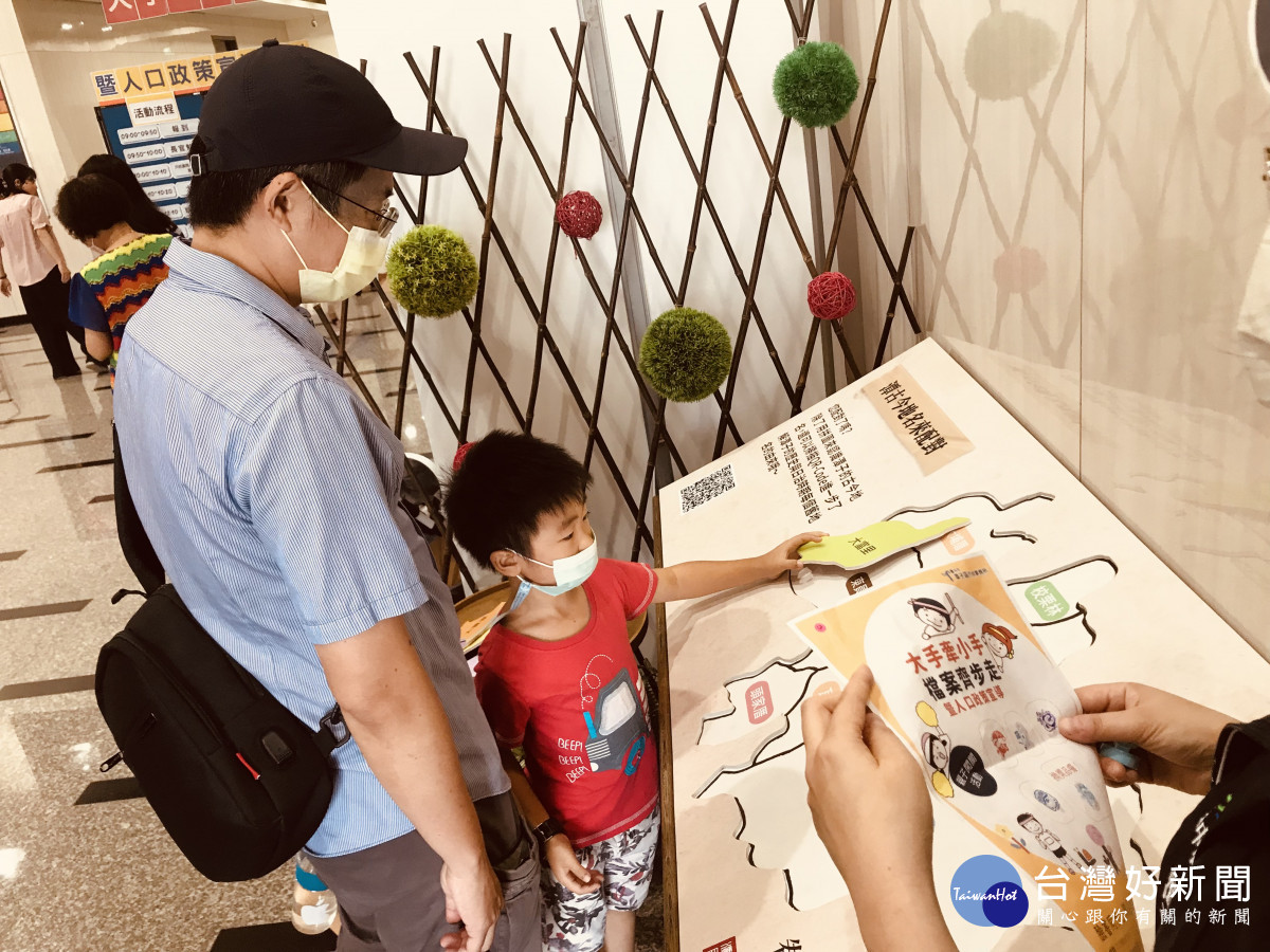 親子挑戰潭子區古今地名拼圖關關。