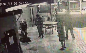 員警壓制持刀男子時被劃傷手背／陳致愷翻攝