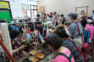 婆婆媽媽們及志工們預計包7500顆愛心粽。