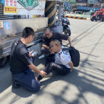 警方趁陳姓男車手現身取款時，立即上前壓制逮捕。