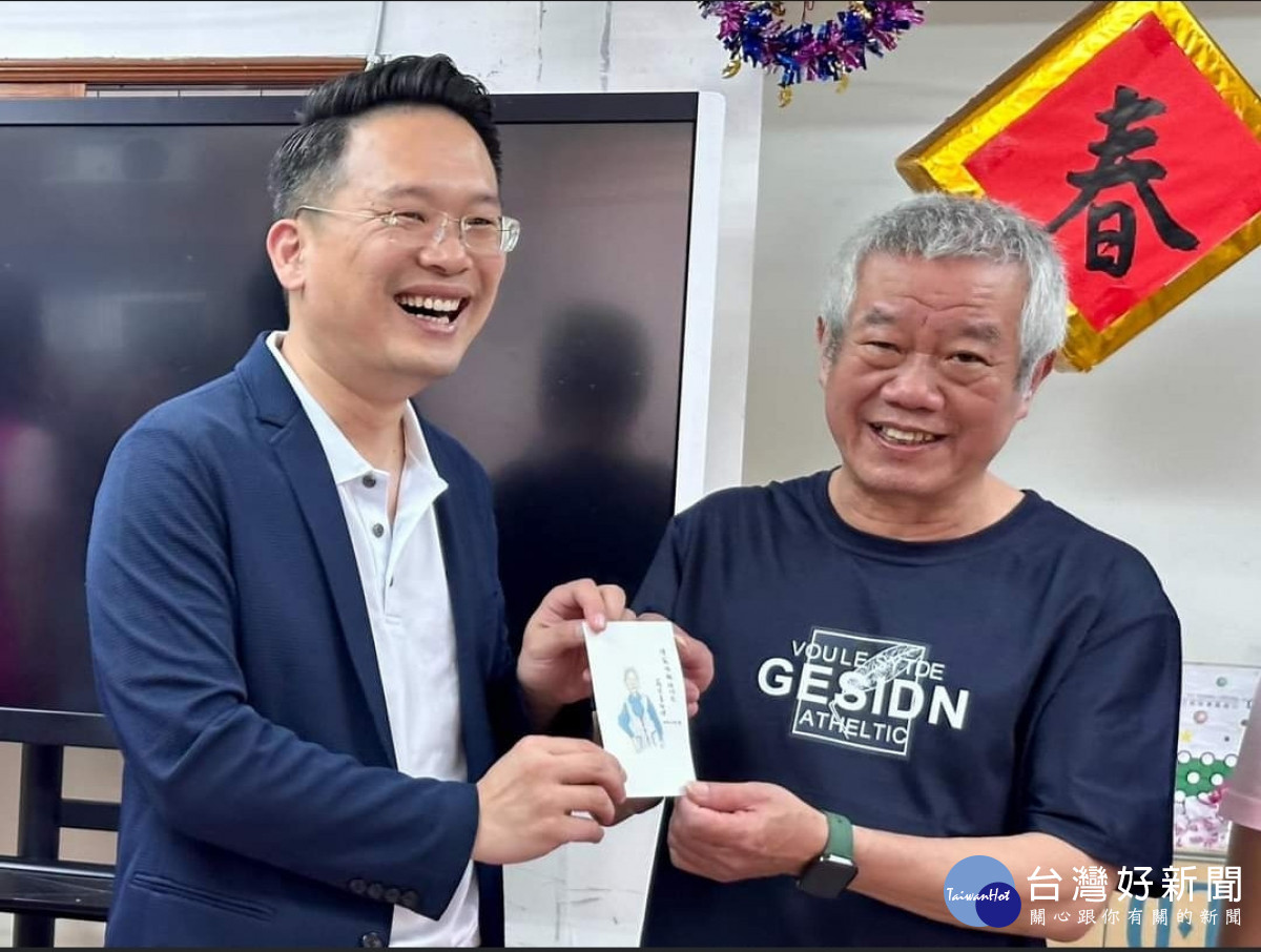 表揚已故模範母親，蘇俊賓暖心致贈手繪畫作。