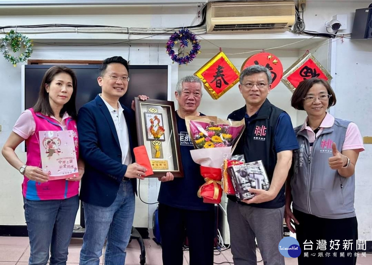 表揚已故模範母親，蘇俊賓暖心致贈手繪畫作。