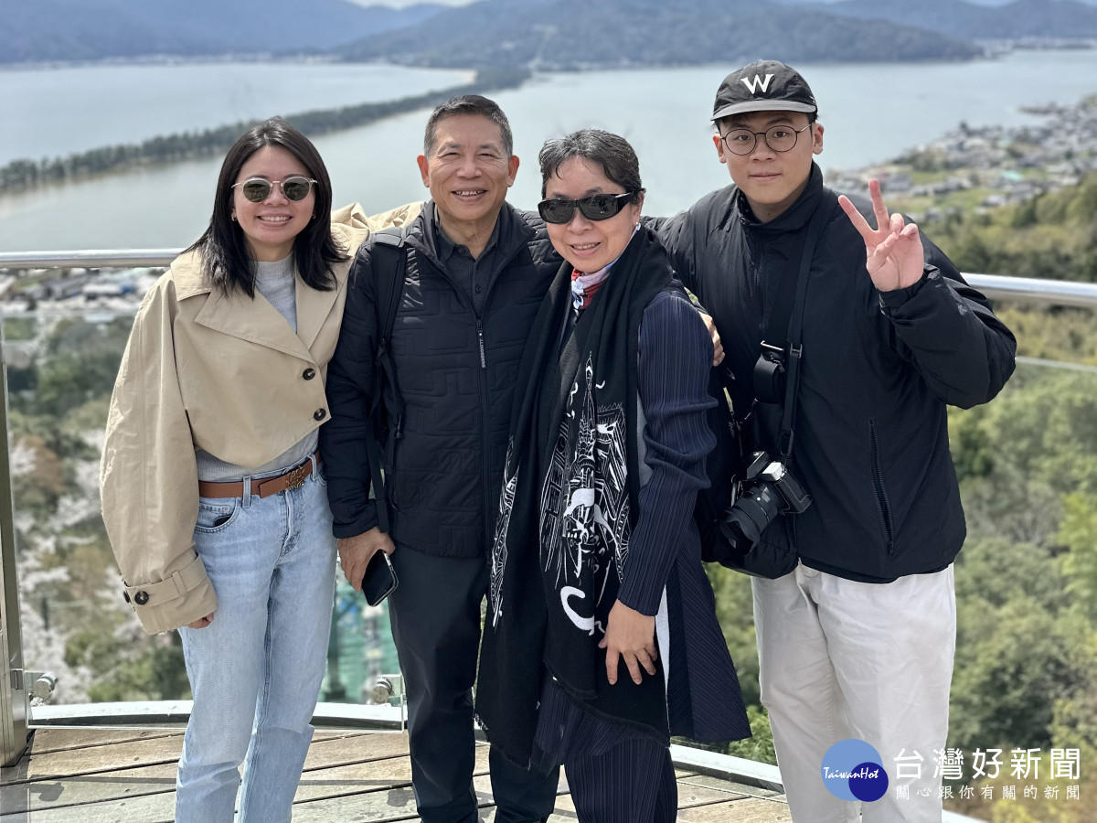  新任國發會主委劉鏡清(左2)與妻子黃麗惠同為中原大學畢業校友，兩人育有一對子女。