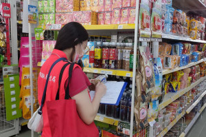 衛生局重視食安進行市售食品稽查。（衛生局提供）