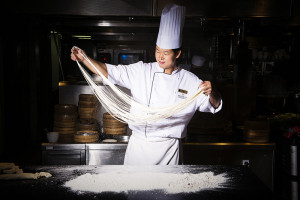 台南遠東香格里拉「陜西功夫麵藝術」現場演繹拉麵絕活，嘗盡特色麵點香帶勁。
