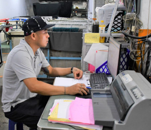 宏遠興業菲籍資深移工MANUEL(曼努)透過勞動部「移工留才久用方案」晉升為產線副課長