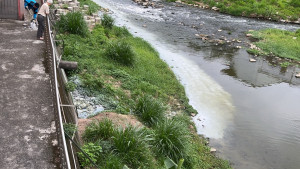 客雅溪水色呈現牛奶色，竹市環保局立即派員至客雅溪稽查，並沿線追查。