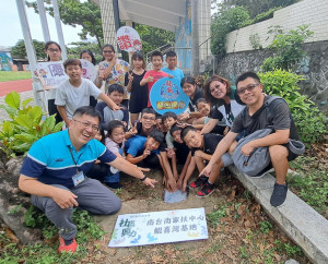 李啓榮校長與孩子們共埋時空膠囊