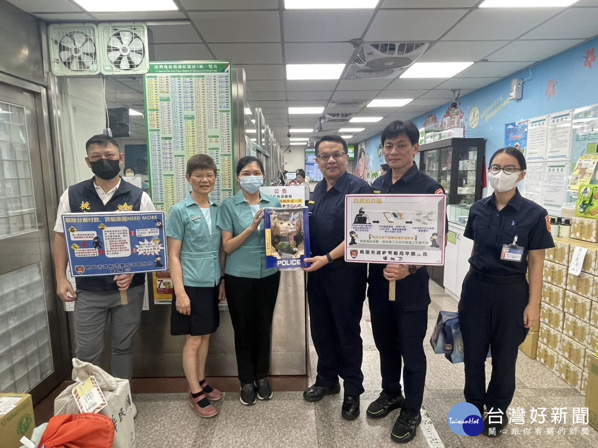 分局長徐坤隆前往山仔頂郵局，公開表揚即時阻詐有功人員。