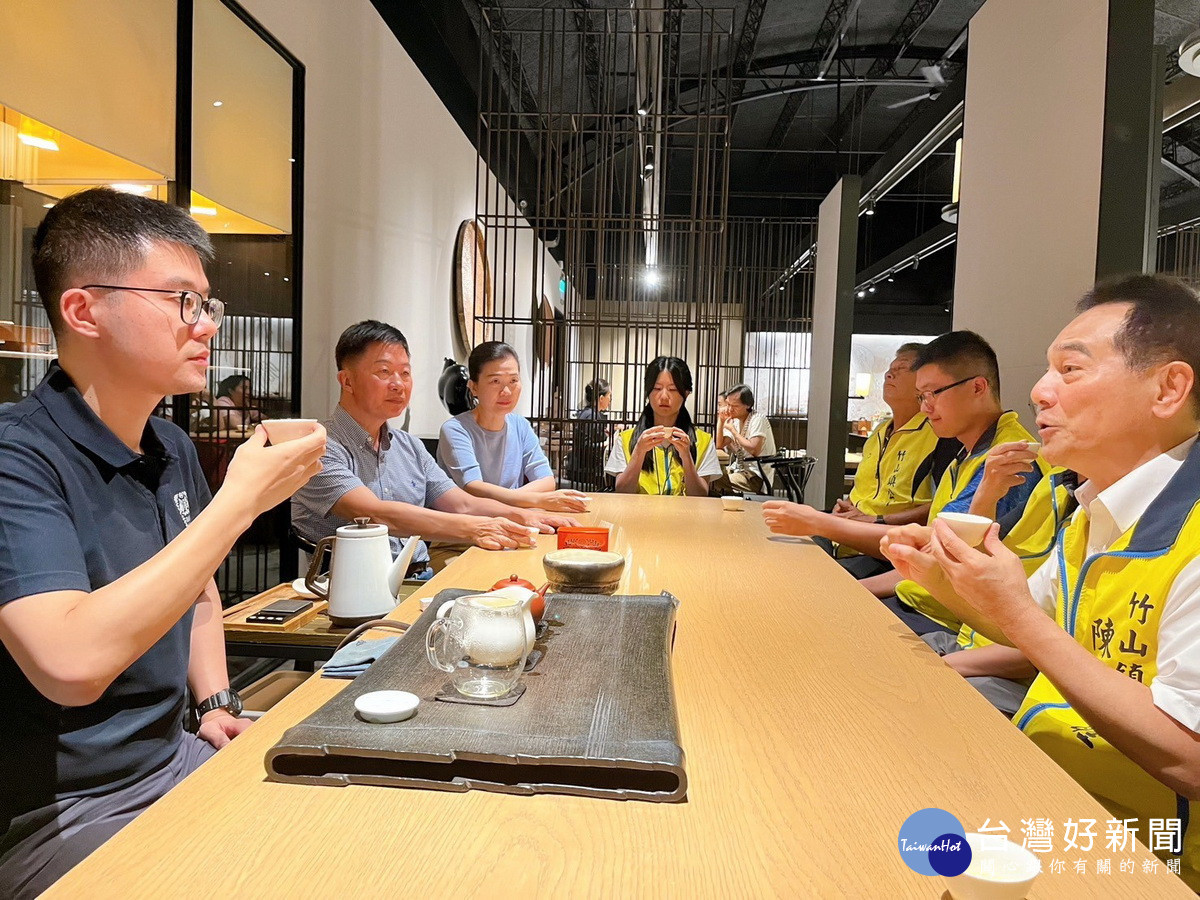 陳鎮長到茶家品好茶嘉許年輕有為茶農。（竹山公所提供）