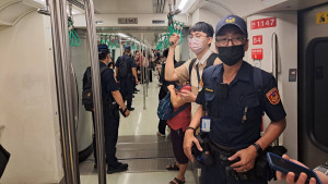 高雄捷運警察巡視高捷車廂（圖／翻攝自Facebook帳號陳其邁 Chen Chi-Mai）