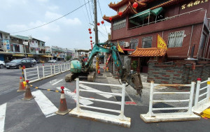 「嘉義市興業東路(吳鳳南路至宣信街)人行道改善工程」於4月29日起開始施工，第1施工區工期約60日曆天／嘉義市府提供