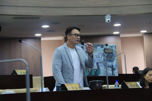 簡千翔議員指出鄉親南下很困難。（記者扶小萍攝）