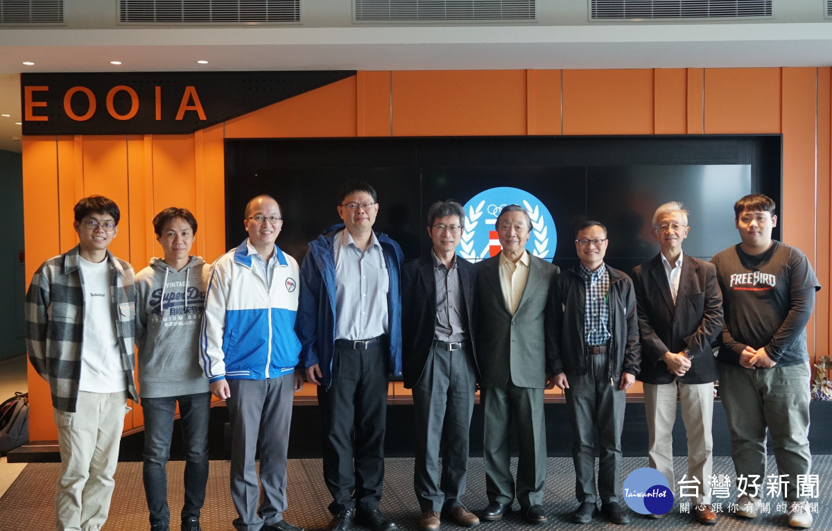 李承宇(左2)參加中原大學創新創業人才培訓計畫，與主講人王寧國(右4)、理學院院長吳宗遠(右5)等人合影。
