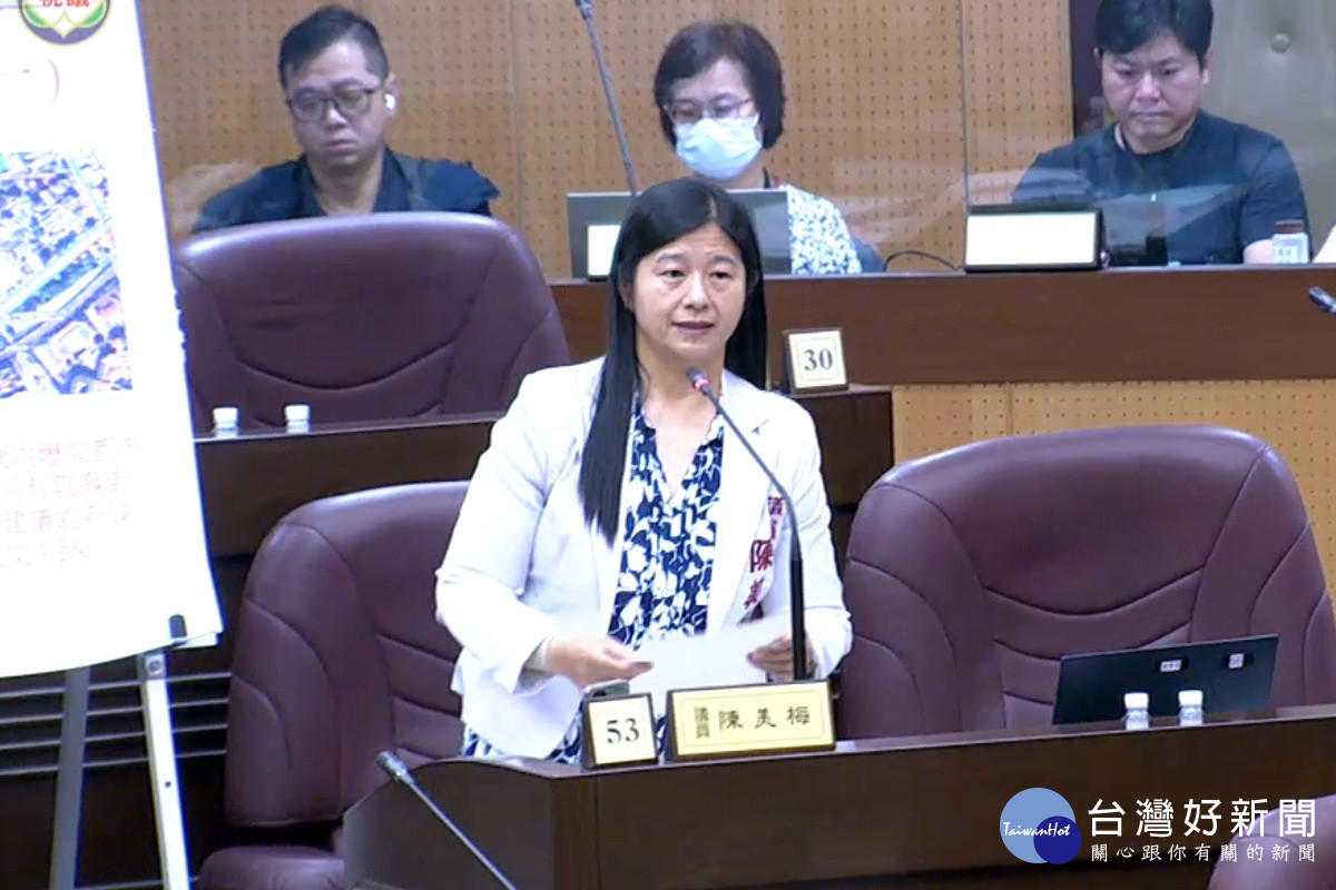 桃園市議員陳美梅於議事堂進行質詢。