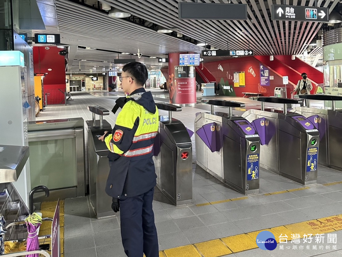 中壢警配合捷警隊強化聯防，全力守護桃園機場捷運旅客安全。<br />
<br />
