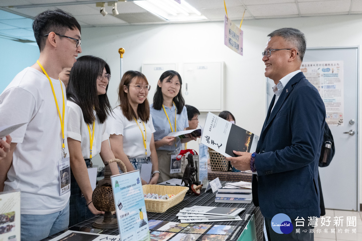 清華大學副校長簡禎富(右)勉勵國際志工。