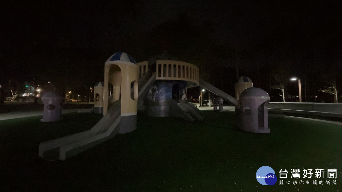 嘉義公園太空城堡遊戲場，夜間照明完全不⾜，進⼊夜晚成為恐怖⽚場景／郭定緯提供<br />
