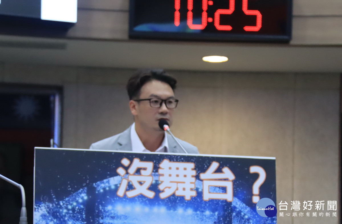 簡議員說街頭沒藝人，藝人沒街頭。（記者扶小萍攝）