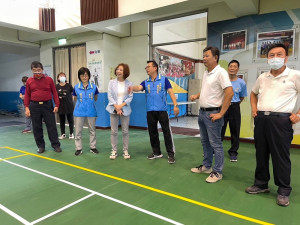 臺中市立太平國民中學育樂館地板修繕22日下午完成啟用，何欣純立委到校勘查使用情形。（圖/何欣純立委服務處）