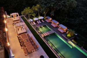 台南虎山館坐擁捷絲旅品牌旗下唯一擁有戶外夢幻泳池，感受綠意環抱，悠閒度過夏日沁涼戲水時。