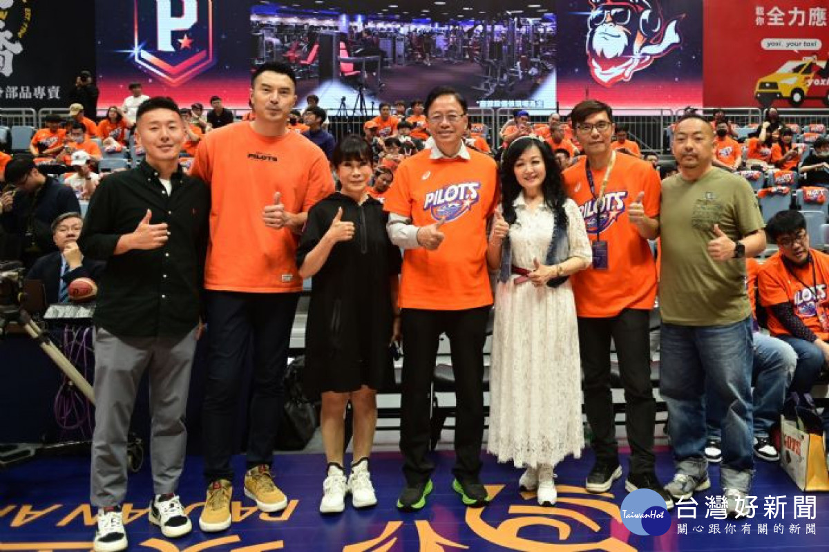 市長與貴賓合影。
