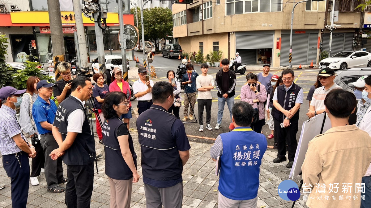 多位社區居民到場關心雨水下水道工程進度。