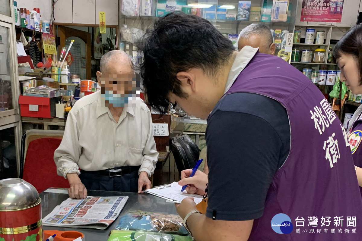 桃園市政府衛生局稽查人員會同消保官至轄內中藥商進行查核。