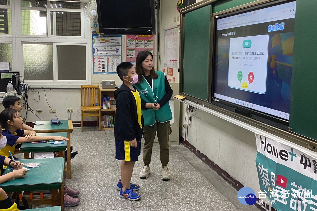 中嘉寬頻北健前進立自強國小，教導學生建立正確媒體識讀觀念。