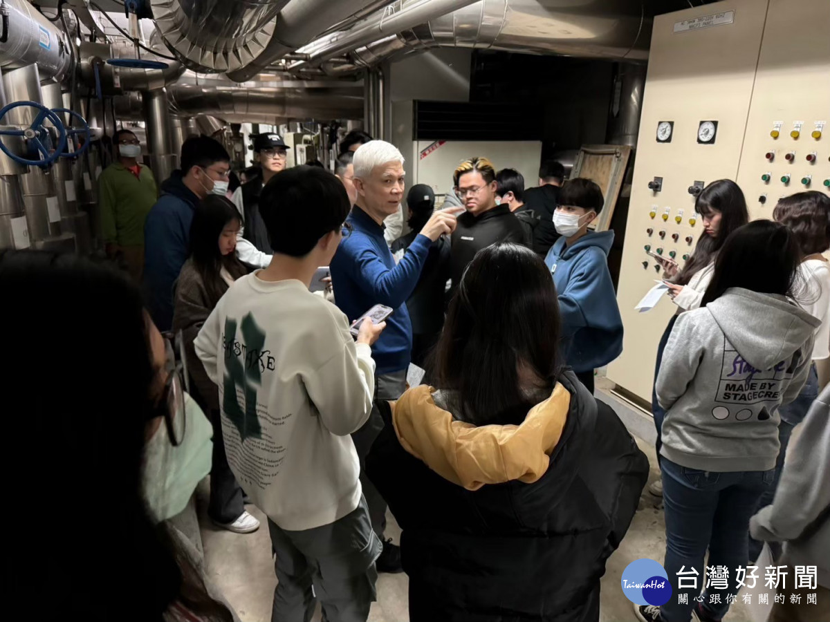 陳懷傑老師指導學生現場盤查技巧