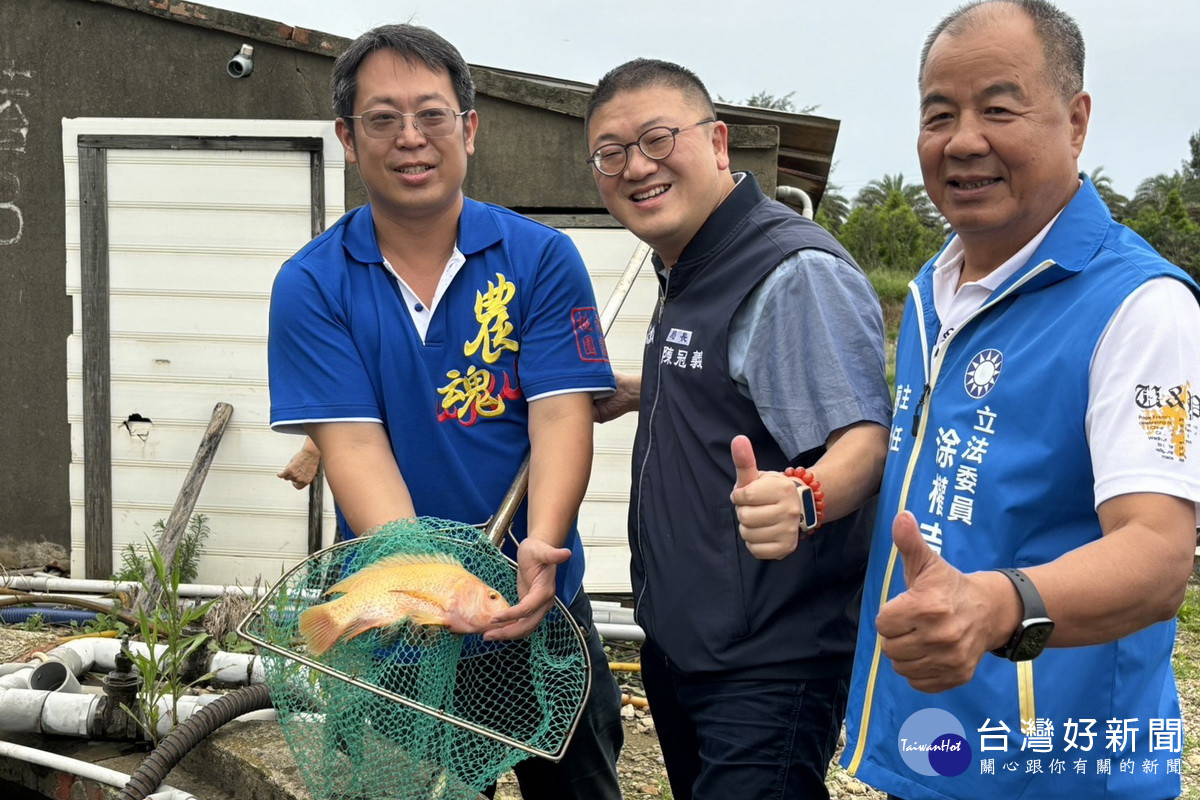 桃園青農吳彥德入選農業部第7屆百大青農，桃園市政府農業局長陳冠義前往祝賀。